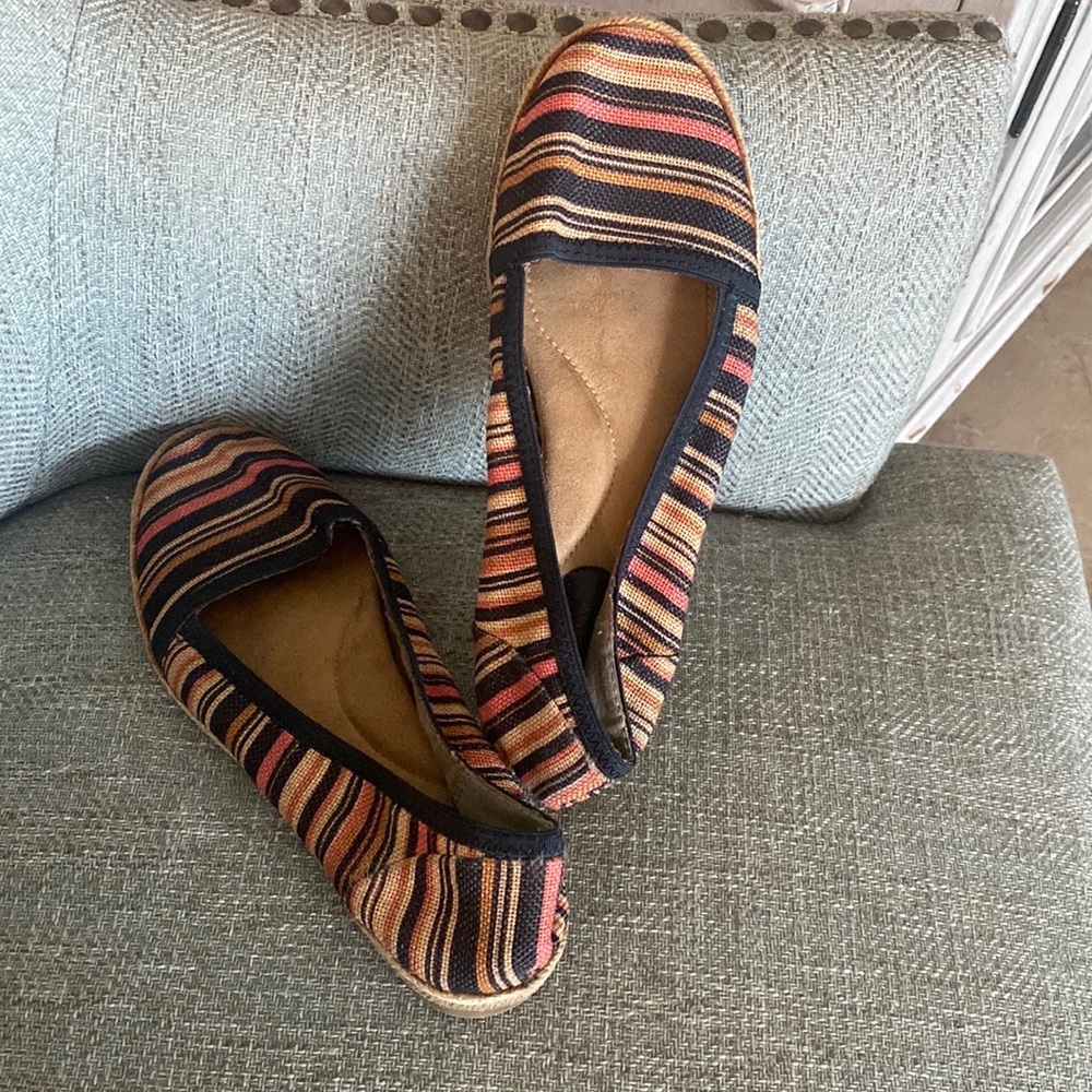GIANIBERNINI size 8 striped flat shoe.